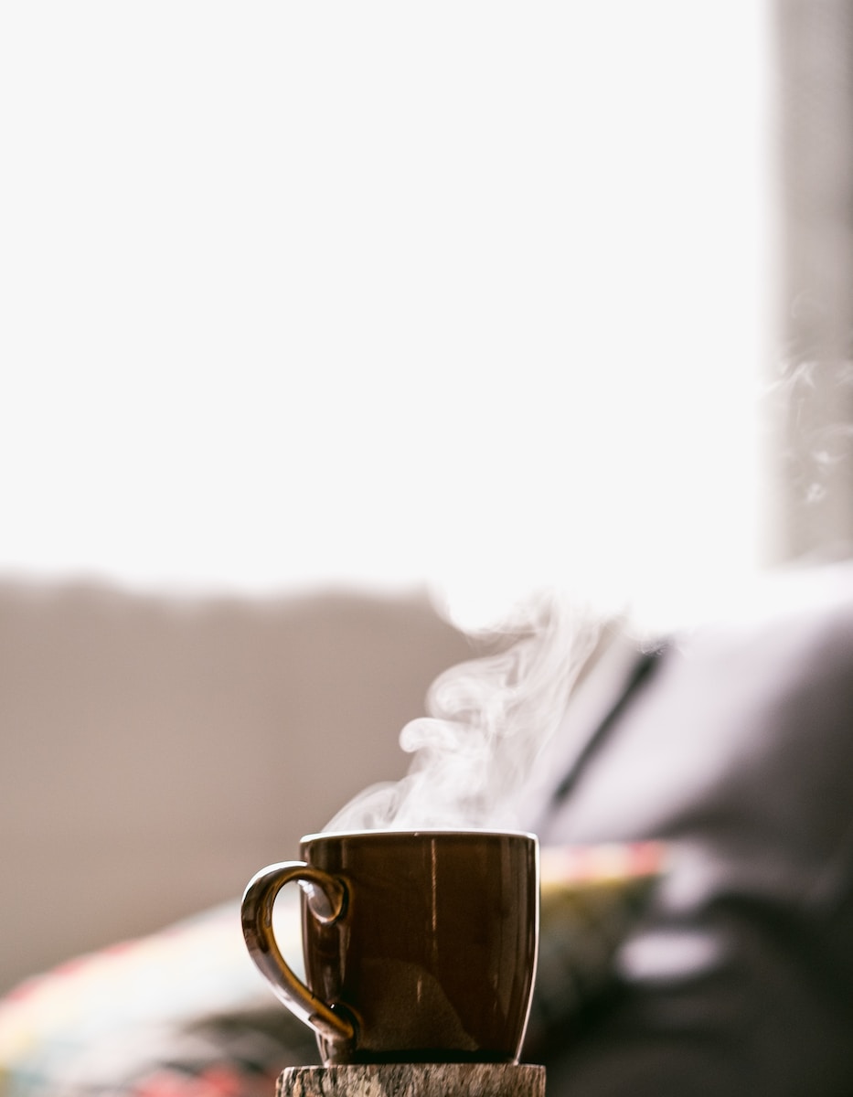 सुबह की गर्म कॉफी दिखाती तस्वीर
