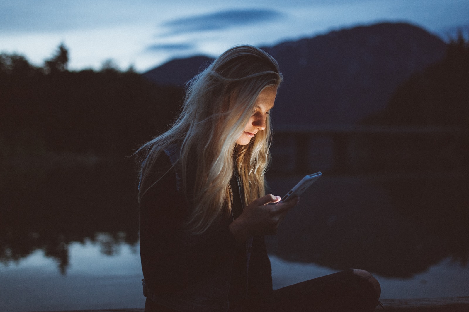 image showing a person addicted to mobile phone