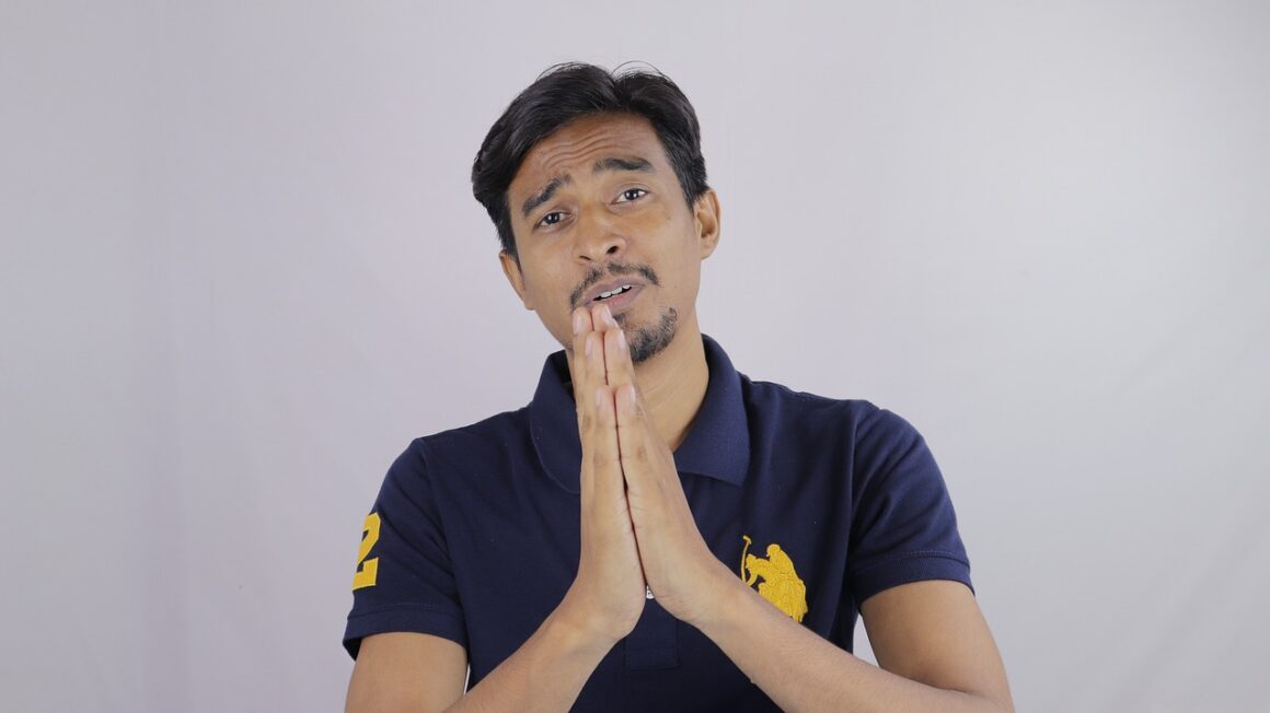 पति पत्नी से माफ़ी मांग रहा है